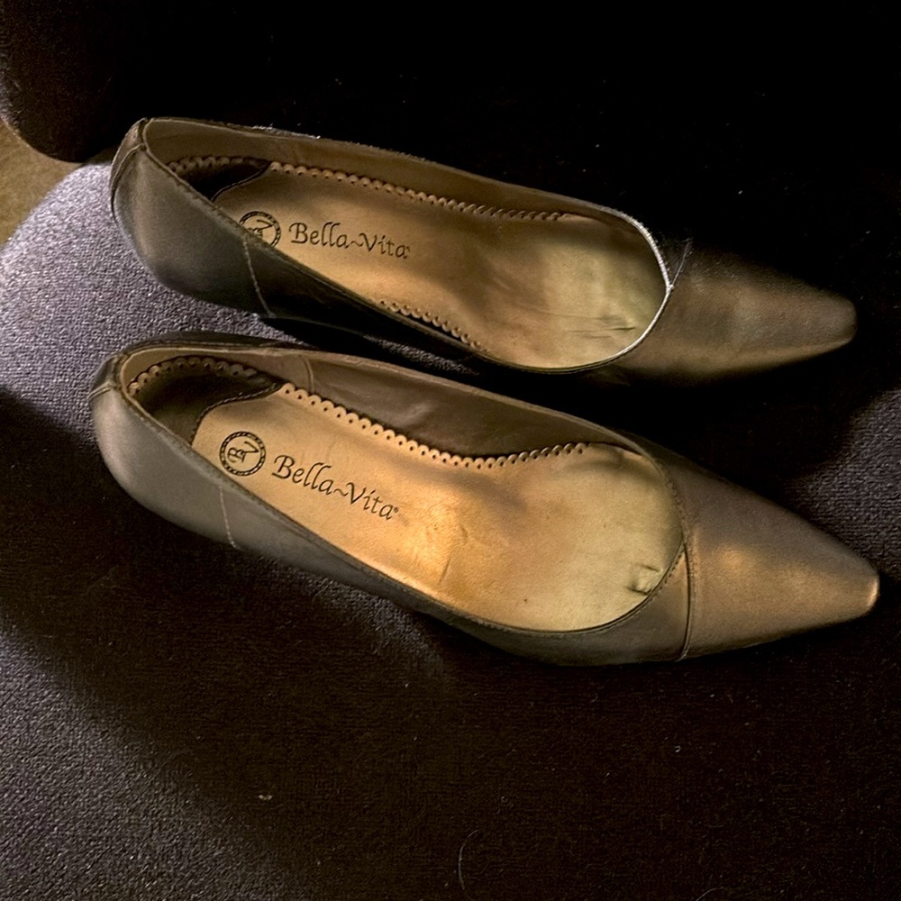 Elegant Gray Leather Pumps